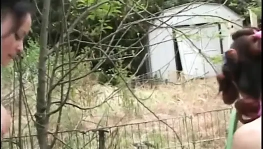 Reife frau macht eine jüngere frau draußen nackt und fingert ihre fotze