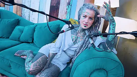 P hakkında konuşuyorum - tutku - asmr podcast sfw konuşuyor gotik sıska kız dreadlocks dövmeli model dövmeli kız