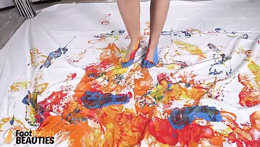 Belle yang lagi topless lagi muasin memeknya pakai kaki dan tangannya yang aduhai