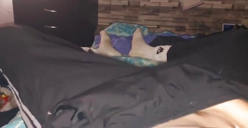 Αγόρι Wanking στο Adidas Trackie του