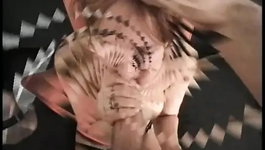 Wanita dewasa rambut merah lagi berlutut di lantai sambil tersedak sambil milih kontol gemuk