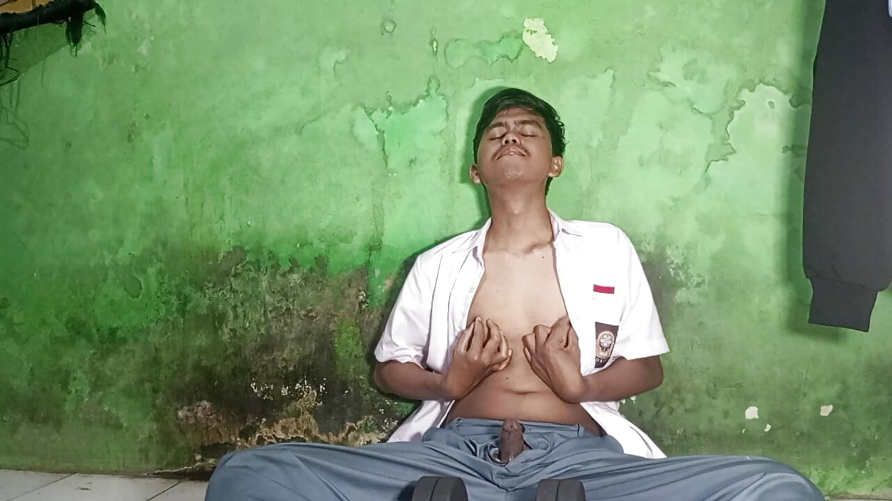 Young man tries round nude