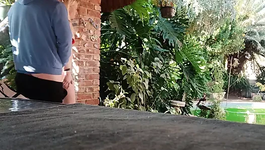 Bersenang-senang di taman pirang menuntut kontol
