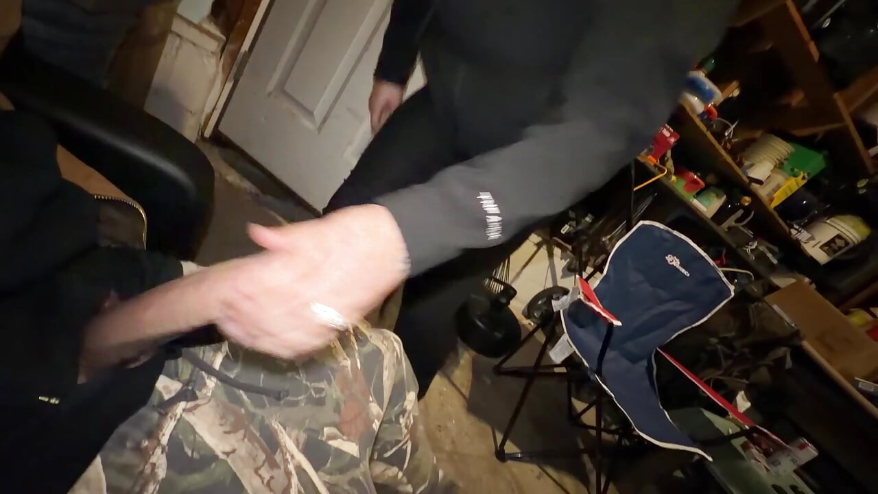 Sexe sournois dans un garage, pipi et orgasme incroyable