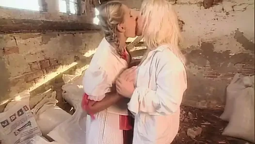 Ahirda İki̇ Sarişin Lezbi̇yen Orgazmlari