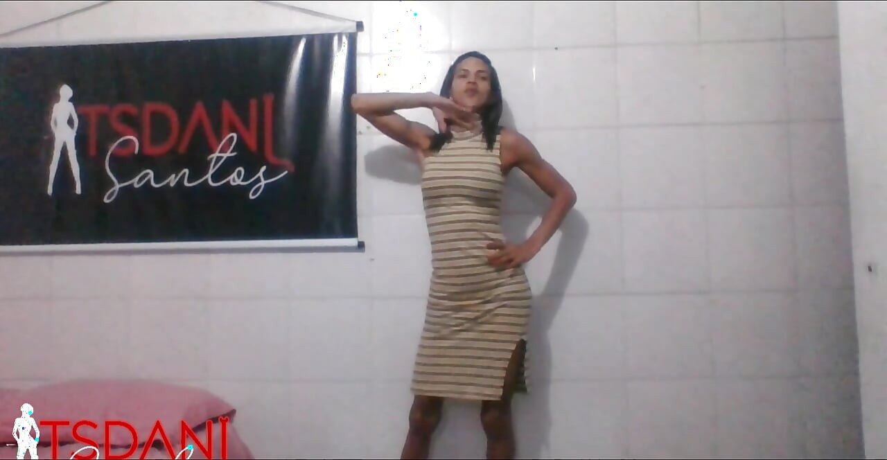 דניאלה סנטוס הסקסית והמפתה רוקדת ואז מגיעה לאורגזמה.
