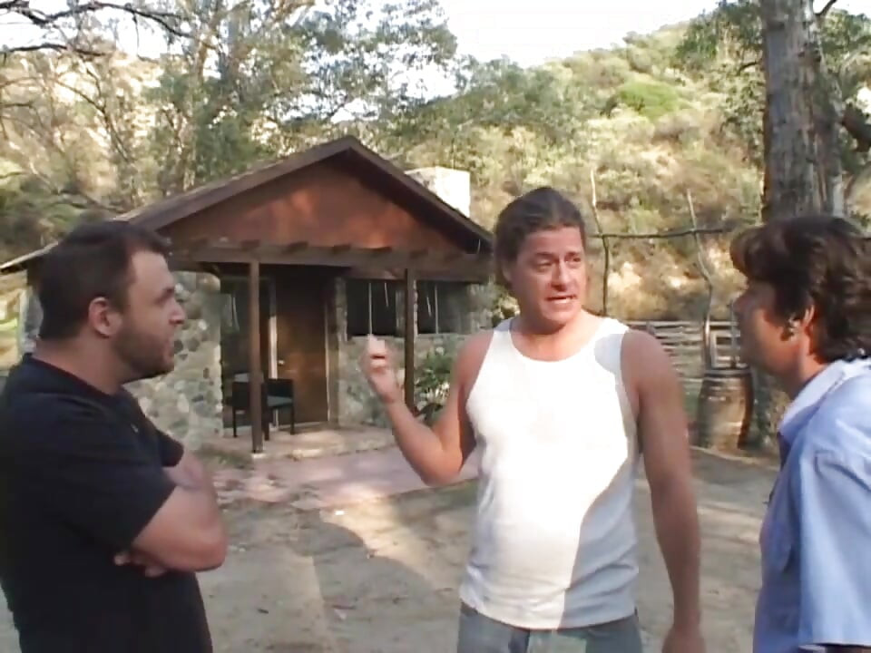 Zabava za jebanje u guzicu s dvostrukom penetracijom u vrtu