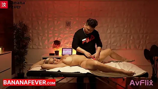 Fette chinesische masseurin verführt weiße MILF mit vollem service, happy end