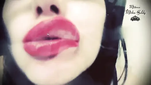 Красные губы с отпечатками поверх стекло и Frenchkissing