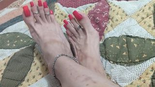Alexa uñas rojas dedos de los pies