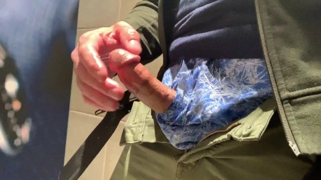 Дрочу на моем левисе возле моей машины на парковке ... сперма