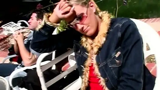 Interrassischer Anal-Urlaub: Heiße Blonde im Freien