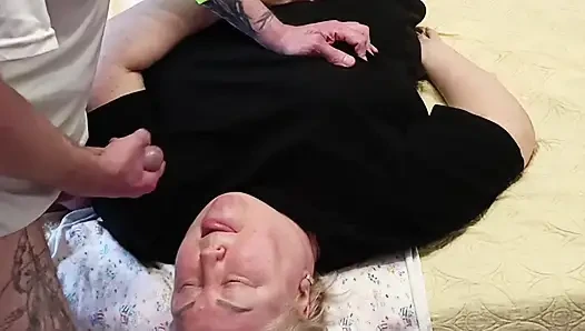 Komşuma boşalmak için sikimi sıvazlıyorum