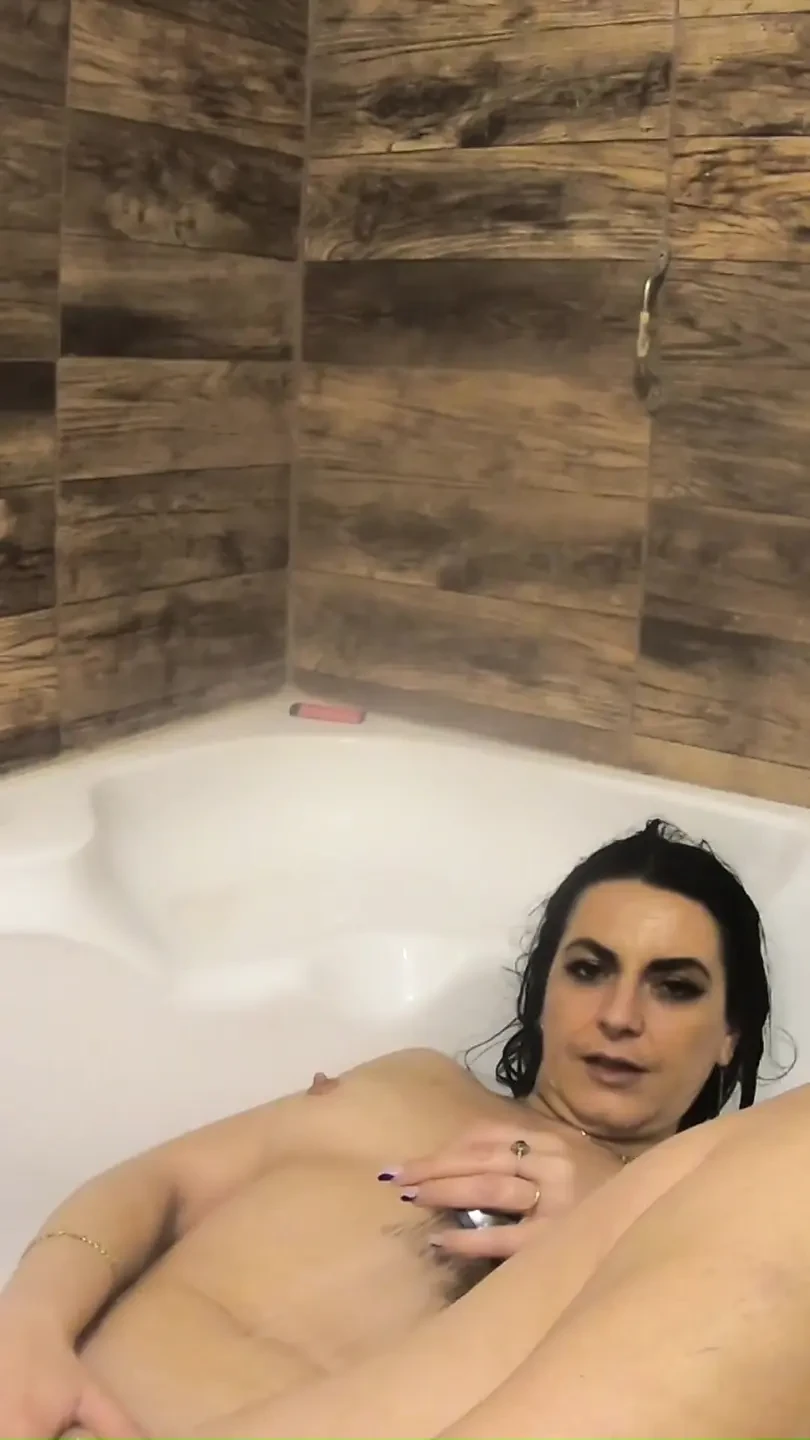 Kinky MILF -spel med mega orgasm i badkaret hemma