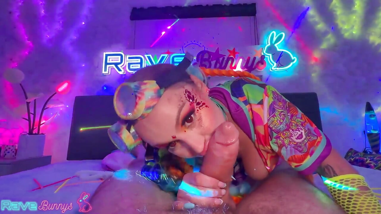 Katalina kyle ghutnon par chhorne se pahle jangh men matkaati hai!