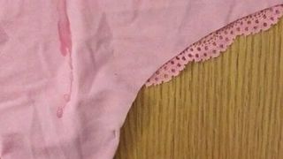 Cumming w moich różowych majtkach kontra dziewczyna