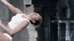 Miley cyrus - wreckingball 色情音乐视频
