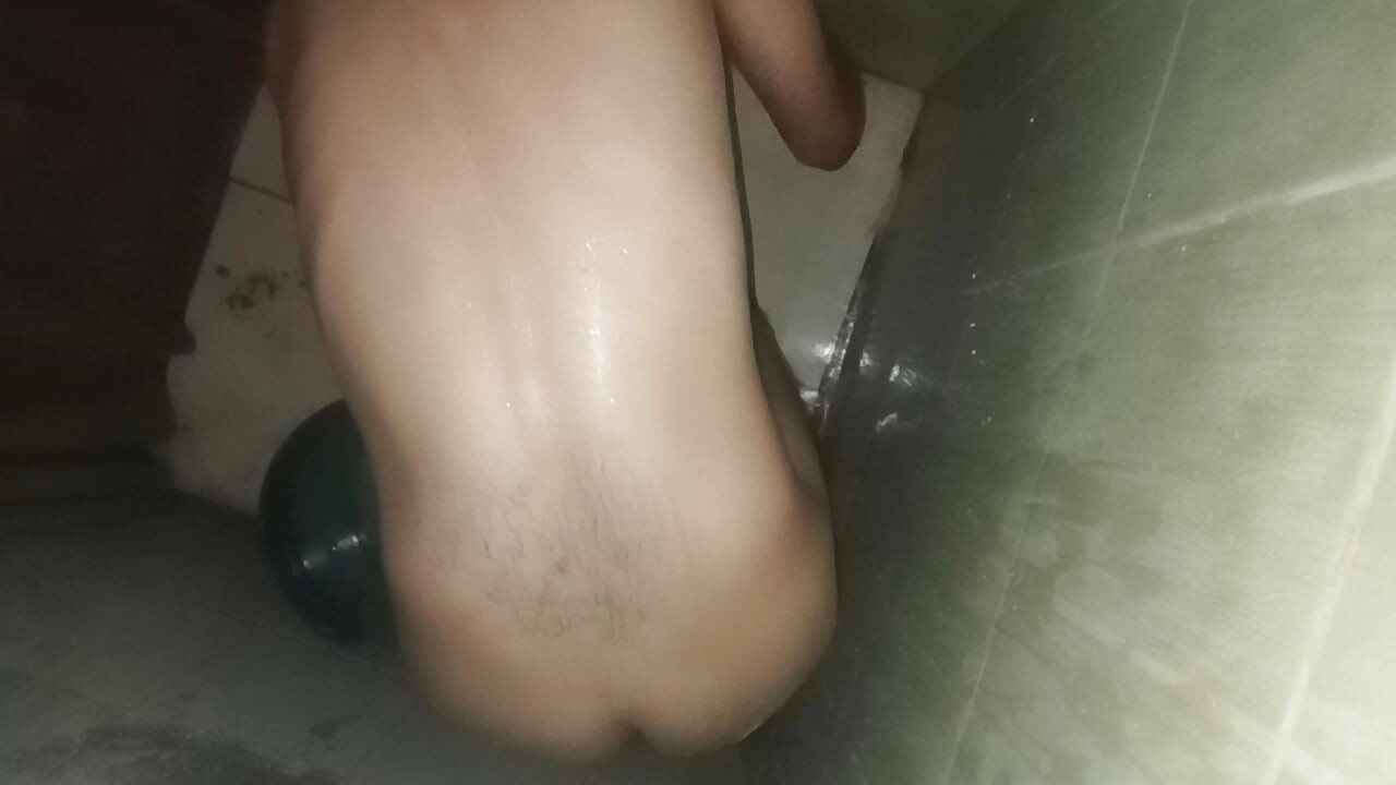Man gets cocked and balls in single chamber bath