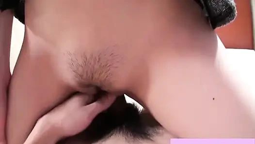 Asyalı öğrenci kız Asyalı yarağı emiyor ve biniyor