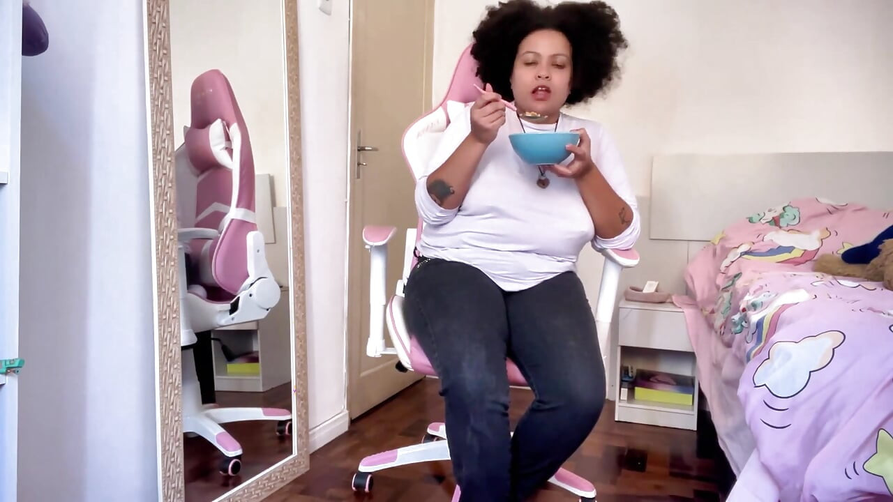 BBW Eating and P Farting While BF Is Watching and Annoying