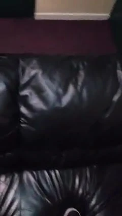 Stojeći na sofi hostela