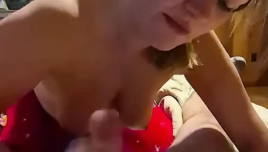 Sevimli evli kadın sakso çekiyor ve ağzına boşaltıyor