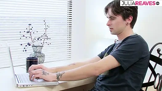 Dünnes mädchen bekommt eine muschi mit sperma spritzen, nachdem sie einen riesigen schwanz auf dem stuhl geritten hat