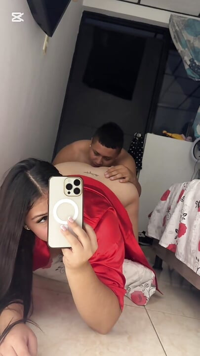 Mi hermanastra me pide ayuda para crear contenido y terminamos cogiendo