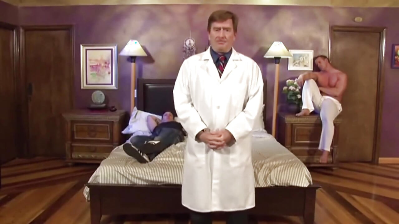 O curvă blondă este futută dur de doi tipi musculoși și acoperită de spermă