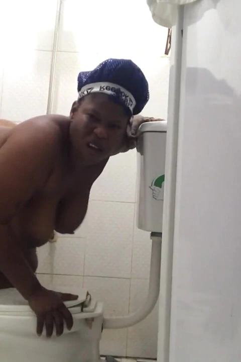 走进一个已婚胖美女的家, 在淋浴时操她