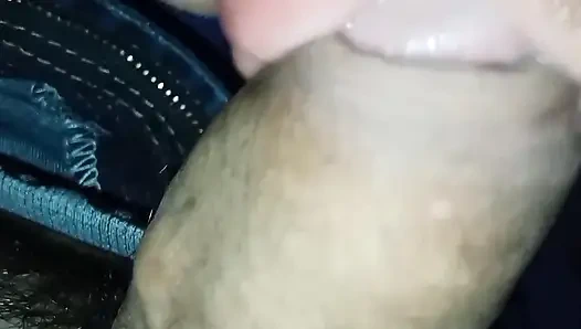 Papa, gib mir deine Milch! Ich lutsche den behaarten Penis meines Vaters, bis er ejakuliert und ich die ganze heiße Milch schlucken kann