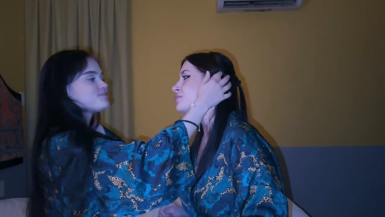 COMPILAÇÃO QUENTE DE BEIJOS E ORGASMOS DE DUAS LÉSBICAS GOSTOSAS