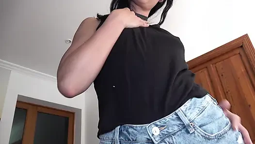 Kız sevgilisine mutlu olması için gereken her şeyi veriyor!