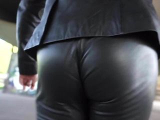 Сексуальная задница в тугих кожаных штанах прохаживается