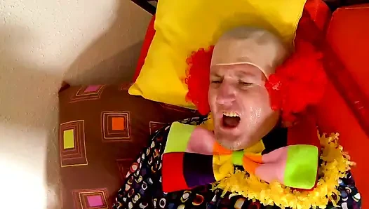 Doğal büyük memeli sarışın amcık büyük dildoyla sikişiyor