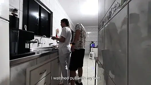 Hizmetçi mutfakta sikiliyor.