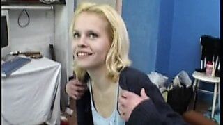 Blondes girl beider solo masturbation gefilmt