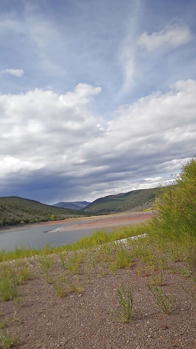 Desnuda en el embalse