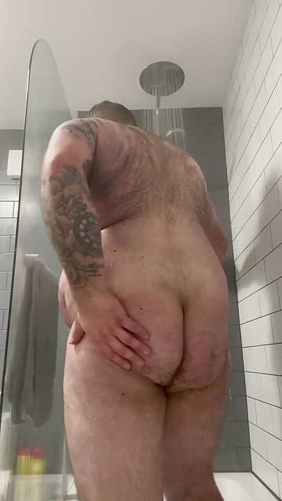 乳首クランプで縛られたペニスと睾丸、頭に尿が流れる