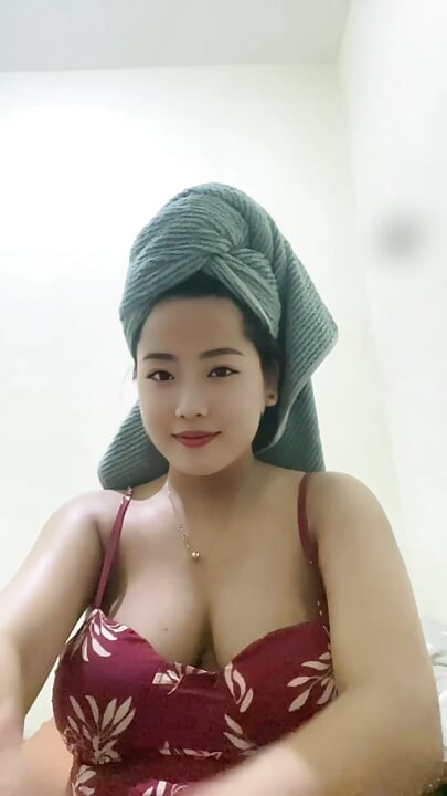 Ibu muda terlihat cantik setelah mandi, meremas payudaranya yang besar.