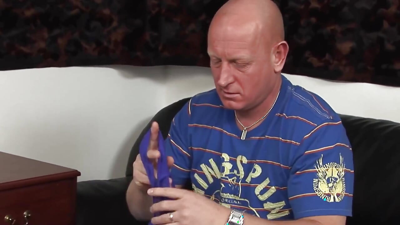 Varajuće Kućanice Scena 4 Bujna brineta MILF Valery Summer u donjem rublju žestoko jebe s mužem ispred