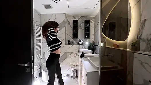 Neue sekretärin, großes sexy geiles brünettes schätzchen mit brille im badezimmer, posiert für viele kameras