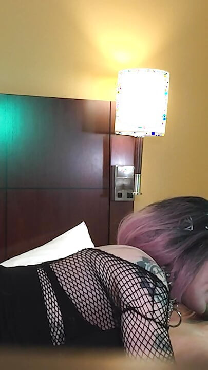 Gotik kadın kılıklı jade madison gırtlağına kadar yarak alıyor - derleme 6