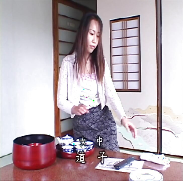 P128G04 A beautiful proprietress who seduces a male customer of a couple with a complicated relationship at a long-established inn on Enoshima. A sensual erotic drama where the human dramas of each character intersect!