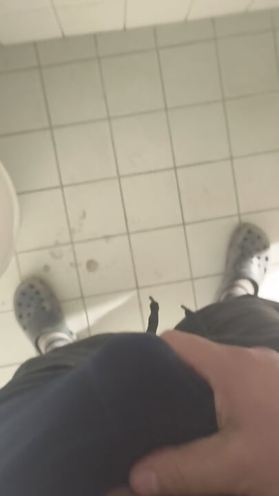 Tiho se igram sa svojim kurcem na poslu uveče.
