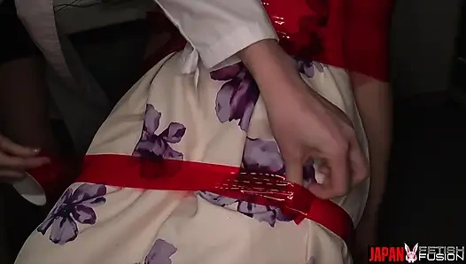 Д-р Yumika Saeki связывает Chihiro Suzuki к стулу, широко растягивает ее ноздри и заполняет языком их слюной