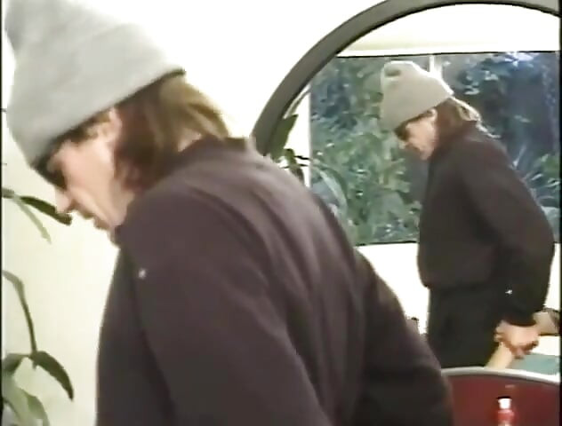 Festa em preto e branco ... dupla penetração anal em sexo a três ... porra na boca