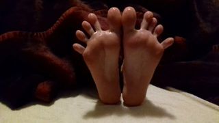 Sonia paars gesmeerde voeten en spreidende tenen
