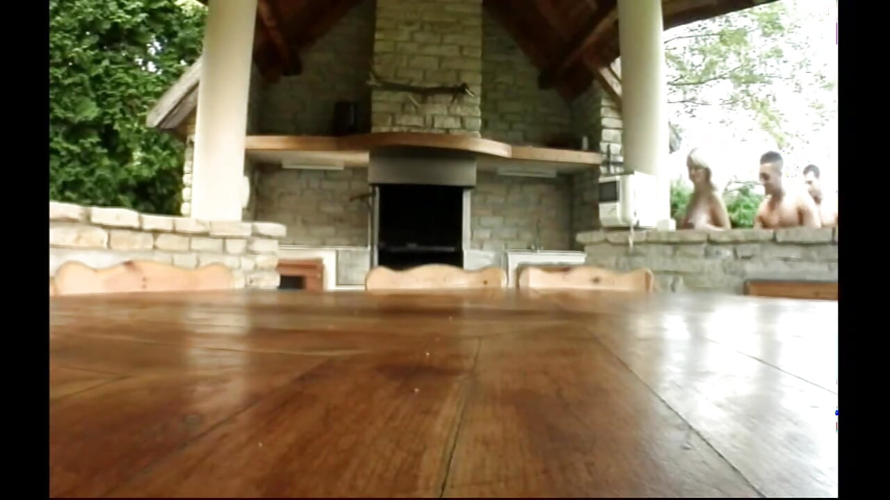 Sexo a três ao ar livre com Tammy e 2 Paus