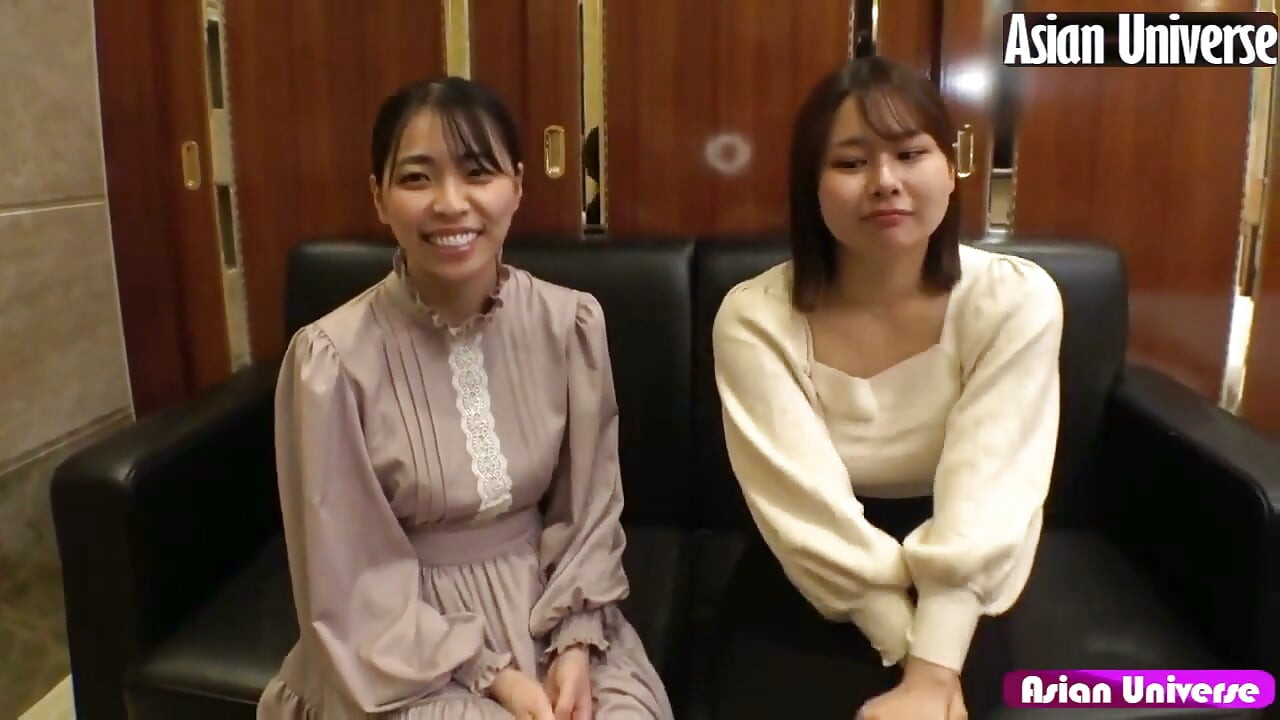 I Cup og H Cup bombeskønheder deler en vild trekant. Begge får rå sex og deres egen creampie-afslutning